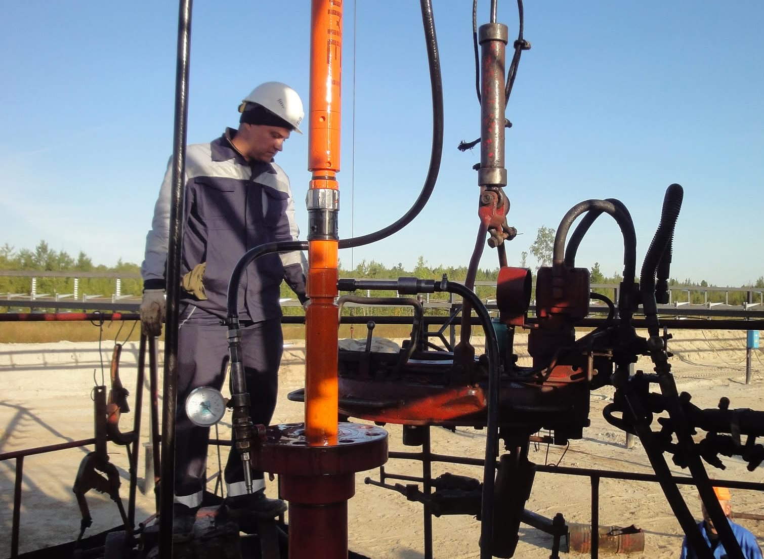 Field Engineer installing Colibri Cable-Deployed Rigless ESP on well site